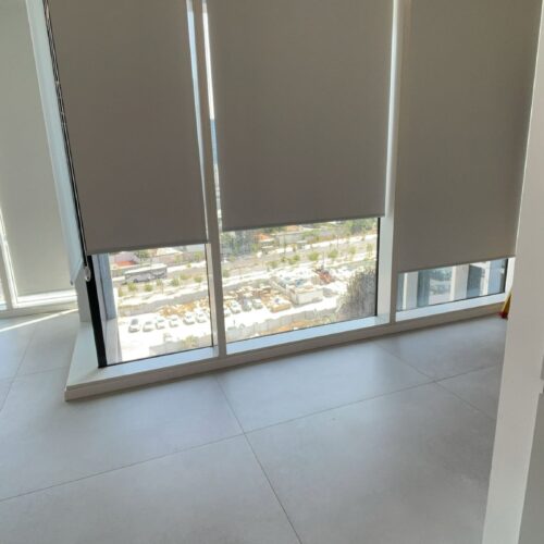 וילון גלילה האפלה לבן (חוסם אור)